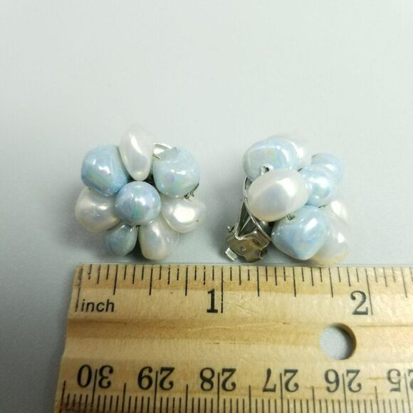 Vintage Light Blue and White Beaded Cluster Clip On Earrings, Made in Japan - Picture 5 of 7